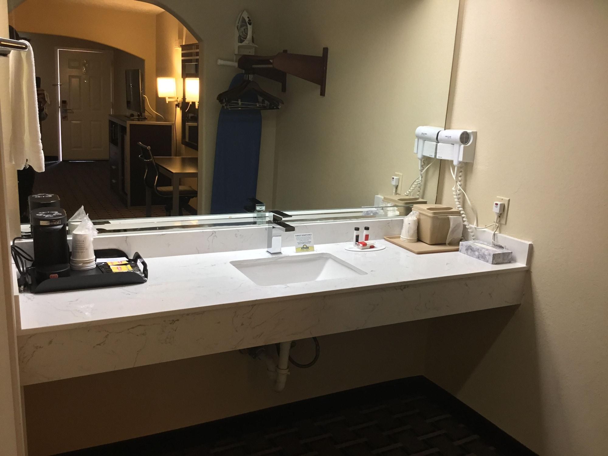 Days Inn & Suites By Wyndham Houston North - Spring Kültér fotó
