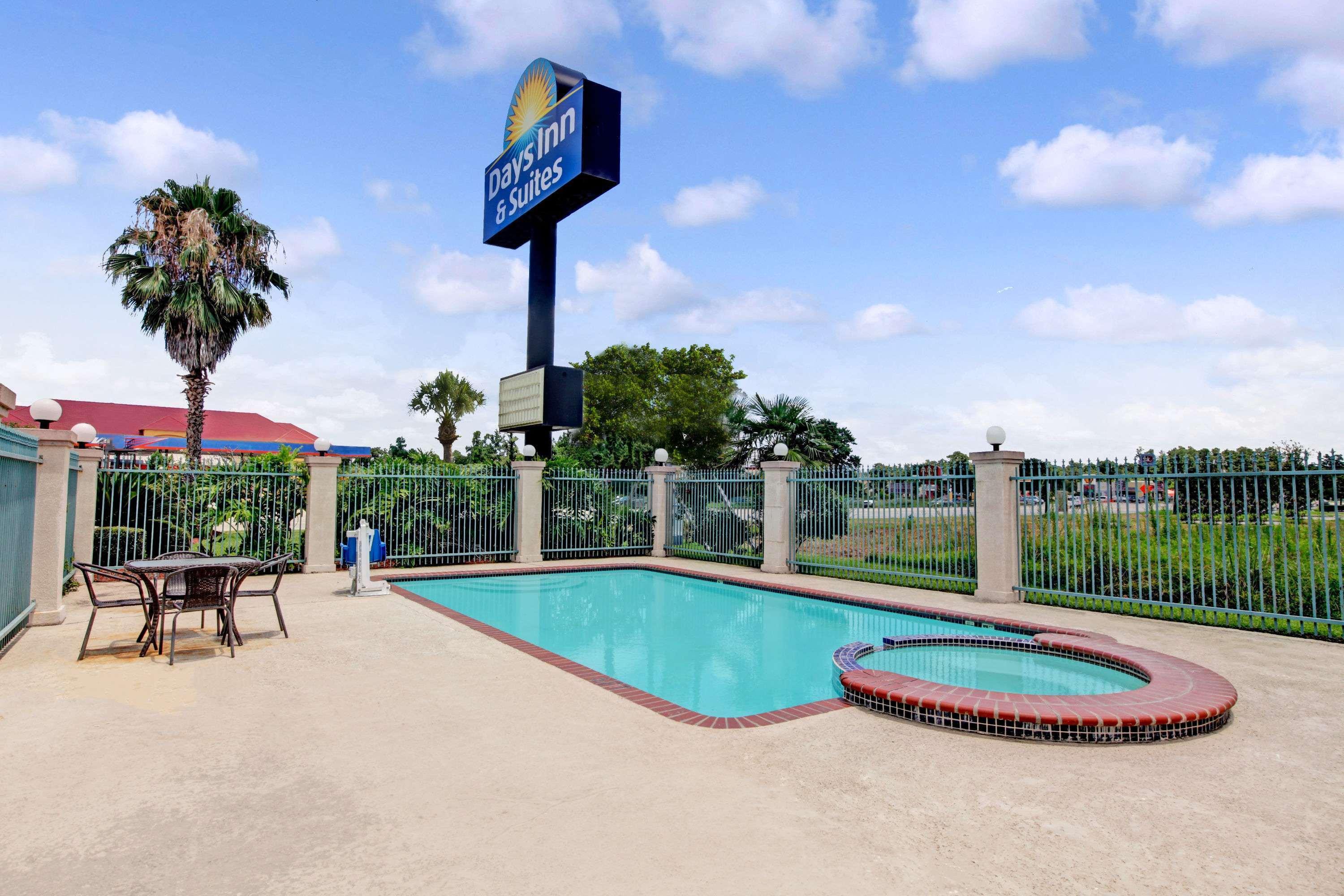 Days Inn & Suites By Wyndham Houston North - Spring Kültér fotó